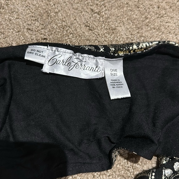 Beautiful lot of designer scarfs selling as a bundle - Picture 5 of 17